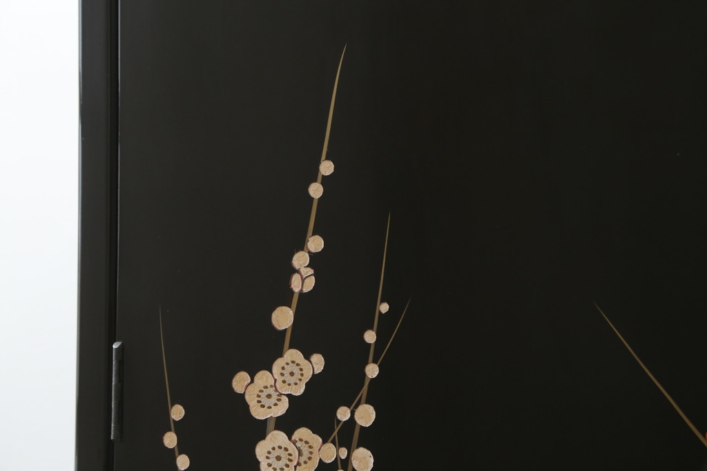 中古　香川漆器　蒔絵入り　黒漆塗り　梅の花の図柄がお部屋を華やかに彩る桐箪笥(桐たんす、着物箪笥、衣装箪笥、収納箪笥、引き出し)(定価推定約150万円)(R-077371)