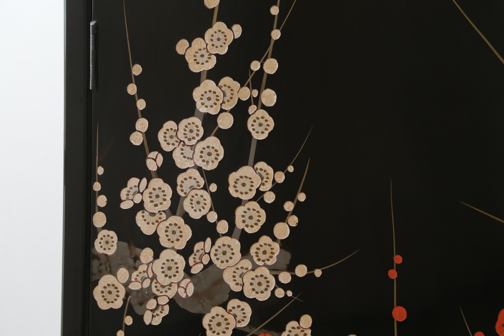 中古　香川漆器　蒔絵入り　黒漆塗り　梅の花の図柄がお部屋を華やかに彩る桐箪笥(桐たんす、着物箪笥、衣装箪笥、収納箪笥、引き出し)(定価推定約150万円)(R-077371)