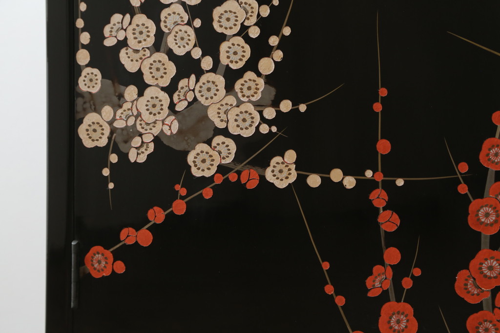 中古　香川漆器　蒔絵入り　黒漆塗り　梅の花の図柄がお部屋を華やかに彩る桐箪笥(桐たんす、着物箪笥、衣装箪笥、収納箪笥、引き出し)(定価推定約150万円)(R-077371)