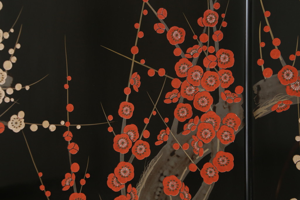中古　香川漆器　蒔絵入り　黒漆塗り　梅の花の図柄がお部屋を華やかに彩る桐箪笥(桐たんす、着物箪笥、衣装箪笥、収納箪笥、引き出し)(定価推定約150万円)(R-077371)