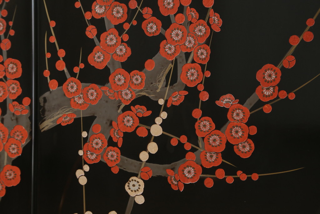 中古　香川漆器　蒔絵入り　黒漆塗り　梅の花の図柄がお部屋を華やかに彩る桐箪笥(桐たんす、着物箪笥、衣装箪笥、収納箪笥、引き出し)(定価推定約150万円)(R-077371)