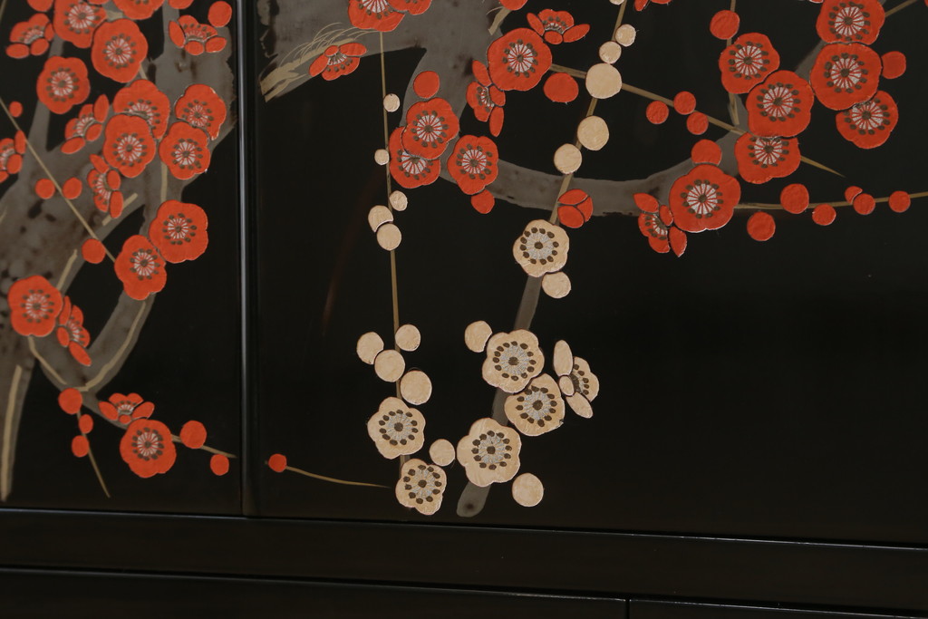 中古　香川漆器　蒔絵入り　黒漆塗り　梅の花の図柄がお部屋を華やかに彩る桐箪笥(桐たんす、着物箪笥、衣装箪笥、収納箪笥、引き出し)(定価推定約150万円)(R-077371)