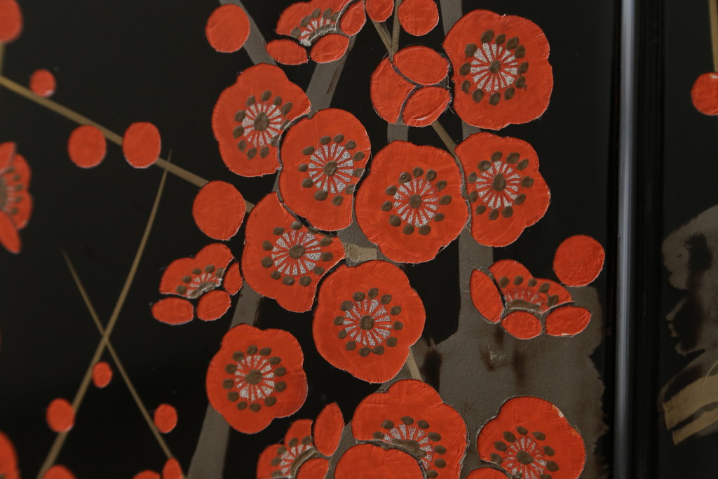 中古　香川漆器　蒔絵入り　黒漆塗り　梅の花の図柄がお部屋を華やかに彩る桐箪笥(桐たんす、着物箪笥、衣装箪笥、収納箪笥、引き出し)(定価推定約150万円)(R-077371)