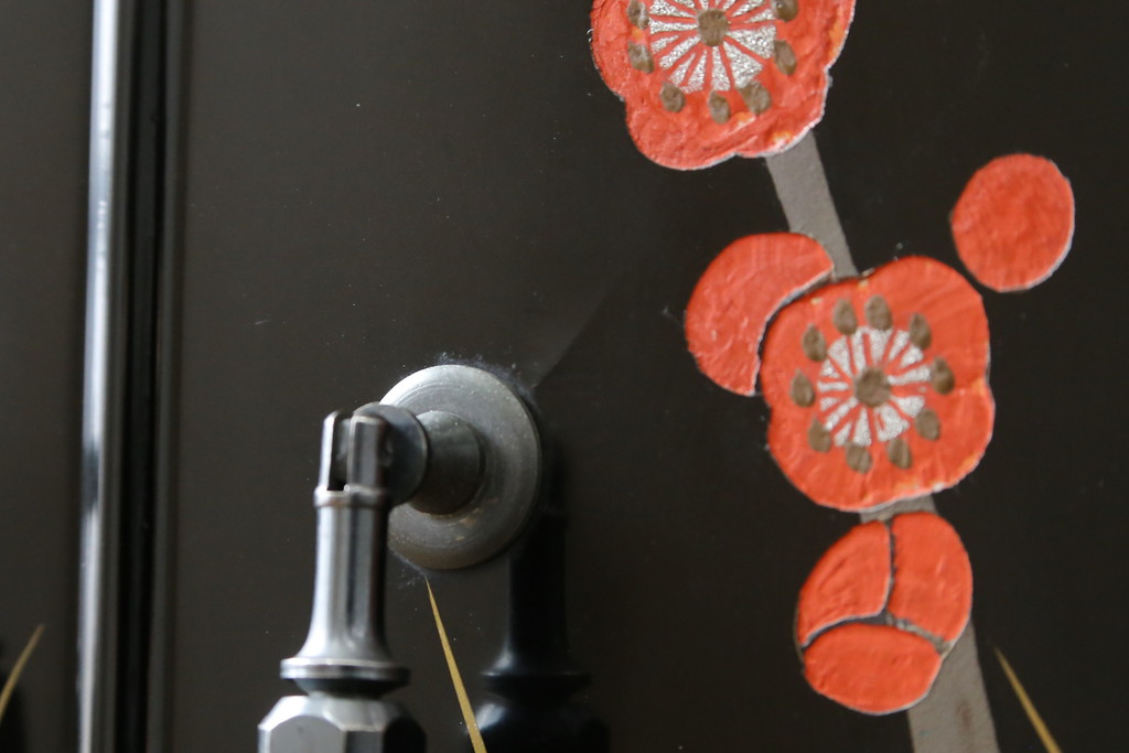 中古　香川漆器　蒔絵入り　黒漆塗り　梅の花の図柄がお部屋を華やかに彩る桐箪笥(桐たんす、着物箪笥、衣装箪笥、収納箪笥、引き出し)(定価推定約150万円)(R-077371)