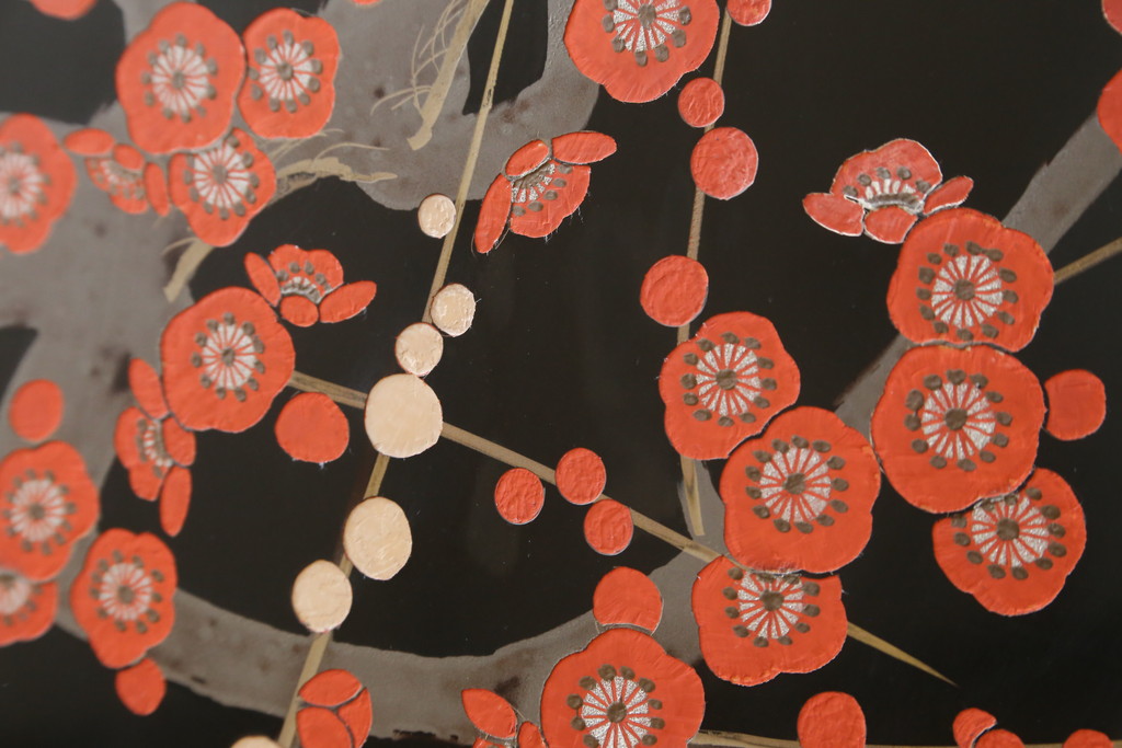中古　香川漆器　蒔絵入り　黒漆塗り　梅の花の図柄がお部屋を華やかに彩る桐箪笥(桐たんす、着物箪笥、衣装箪笥、収納箪笥、引き出し)(定価推定約150万円)(R-077371)