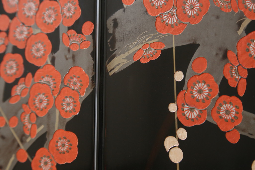 中古　香川漆器　蒔絵入り　黒漆塗り　梅の花の図柄がお部屋を華やかに彩る桐箪笥(桐たんす、着物箪笥、衣装箪笥、収納箪笥、引き出し)(定価推定約150万円)(R-077371)