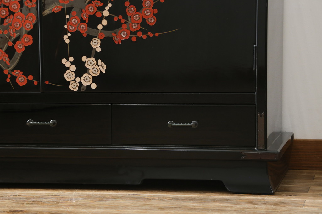 中古　香川漆器　蒔絵入り　黒漆塗り　梅の花の図柄がお部屋を華やかに彩る桐箪笥(桐たんす、着物箪笥、衣装箪笥、収納箪笥、引き出し)(定価推定約150万円)(R-077371)