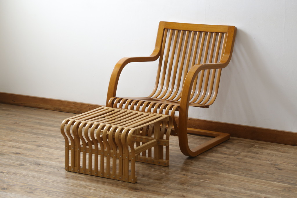 中古　美品　城所右文次デザイン　三越伊勢丹プロパティ・デザイン　Bamboo Chair　滑らかな曲線のデザインが目を惹くバンブーチェアと特注のオットマンのセット(アームチェア、安楽椅子、ディスプレイ、フットスツール)(チェア定価約54万円)(オットマン定価約30万円)(R-081257)