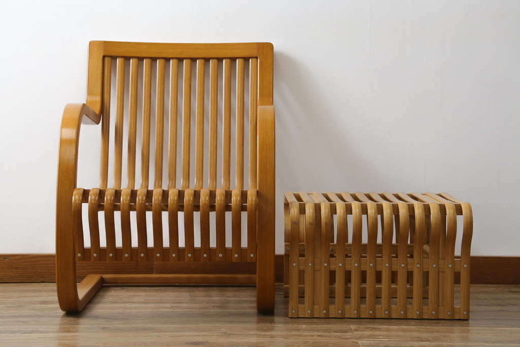 中古　美品　城所右文次デザイン　三越伊勢丹プロパティ・デザイン　Bamboo Chair　滑らかな曲線のデザインが目を惹くバンブーチェアと特注のオットマンのセット(アームチェア、安楽椅子、ディスプレイ、フットスツール)(チェア定価約54万円)(オットマン定価約30万円)(R-081257)
