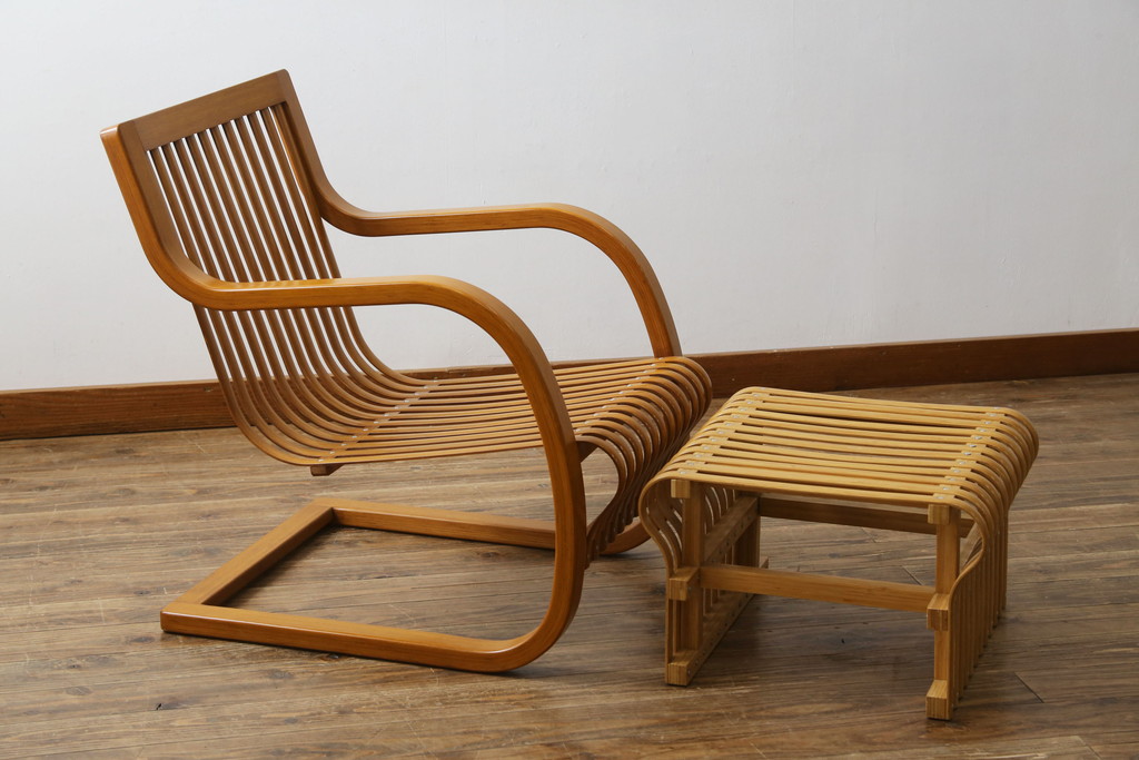 中古　美品　城所右文次デザイン　三越伊勢丹プロパティ・デザイン　Bamboo Chair　滑らかな曲線のデザインが目を惹くバンブーチェアと特注のオットマンのセット(アームチェア、安楽椅子、ディスプレイ、フットスツール)(チェア定価約54万円)(オットマン定価約30万円)(R-081257)