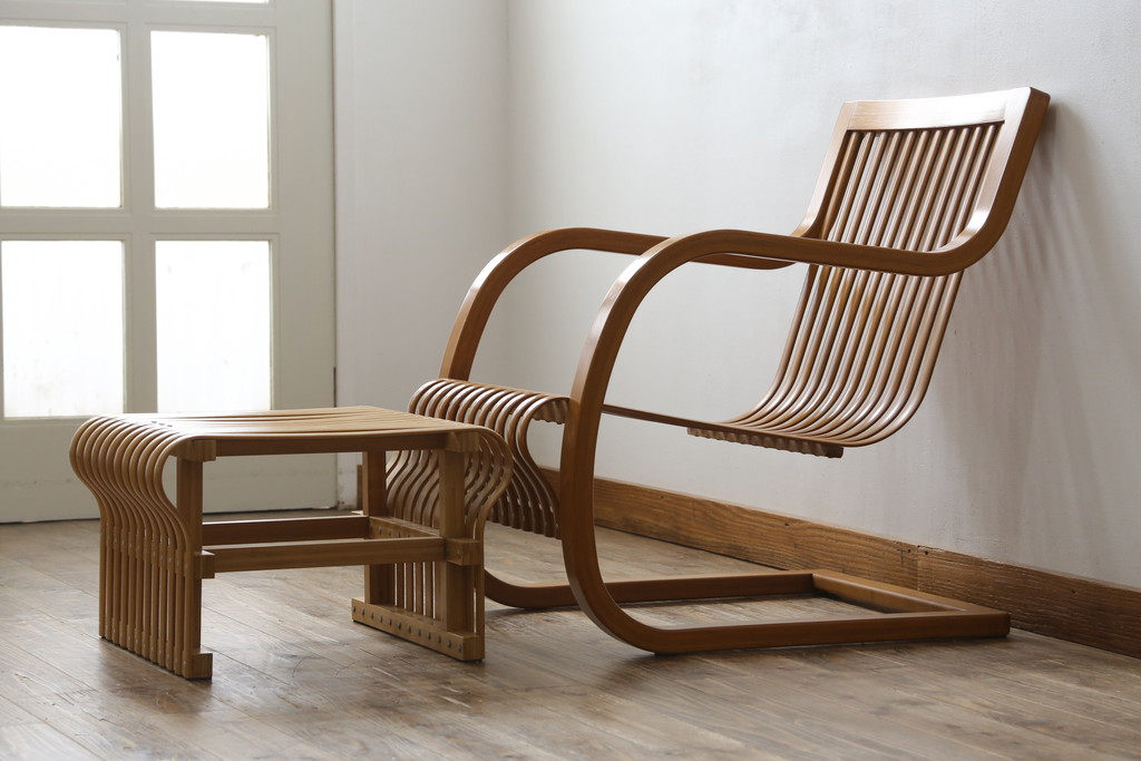 中古　美品　城所右文次デザイン　三越伊勢丹プロパティ・デザイン　Bamboo Chair　滑らかな曲線のデザインが目を惹くバンブーチェアと特注のオットマンのセット(アームチェア、安楽椅子、ディスプレイ、フットスツール)(チェア定価約54万円)(オットマン定価約30万円)(R-081257)