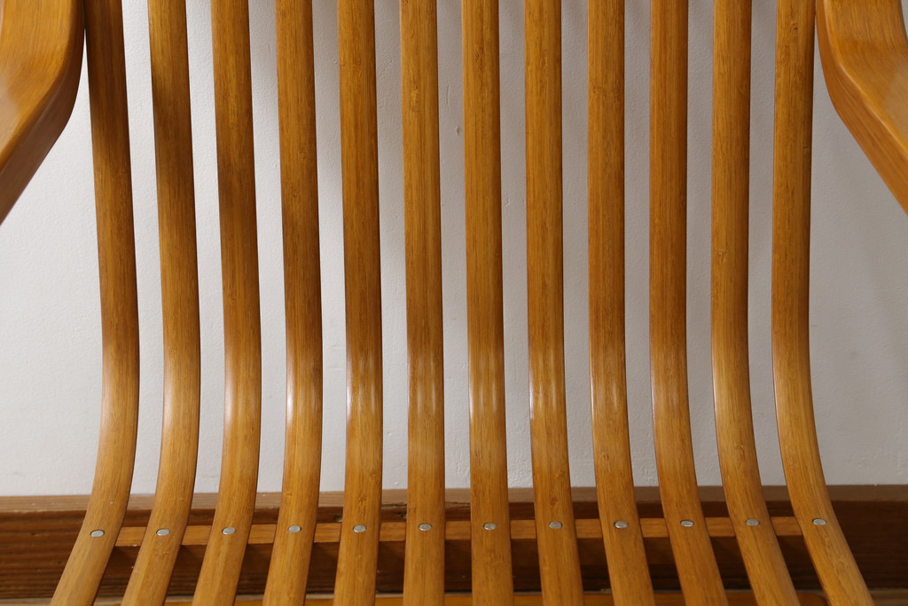 中古　美品　城所右文次デザイン　三越伊勢丹プロパティ・デザイン　Bamboo Chair　滑らかな曲線のデザインが目を惹くバンブーチェアと特注のオットマンのセット(アームチェア、安楽椅子、ディスプレイ、フットスツール)(チェア定価約54万円)(オットマン定価約30万円)(R-081257)