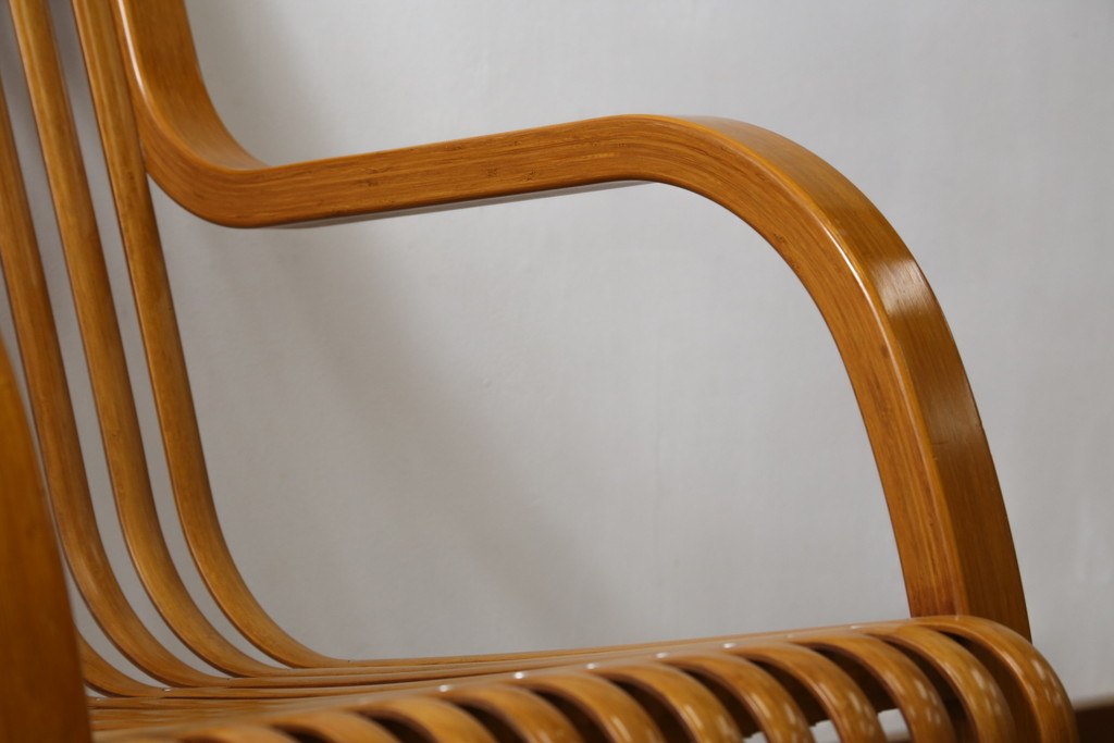 中古　美品　城所右文次デザイン　三越伊勢丹プロパティ・デザイン　Bamboo Chair　滑らかな曲線のデザインが目を惹くバンブーチェアと特注のオットマンのセット(アームチェア、安楽椅子、ディスプレイ、フットスツール)(チェア定価約54万円)(オットマン定価約30万円)(R-081257)