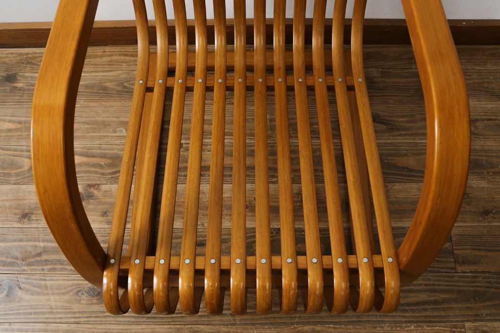 中古　美品　城所右文次デザイン　三越伊勢丹プロパティ・デザイン　Bamboo Chair　滑らかな曲線のデザインが目を惹くバンブーチェアと特注のオットマンのセット(アームチェア、安楽椅子、ディスプレイ、フットスツール)(チェア定価約54万円)(オットマン定価約30万円)(R-081257)
