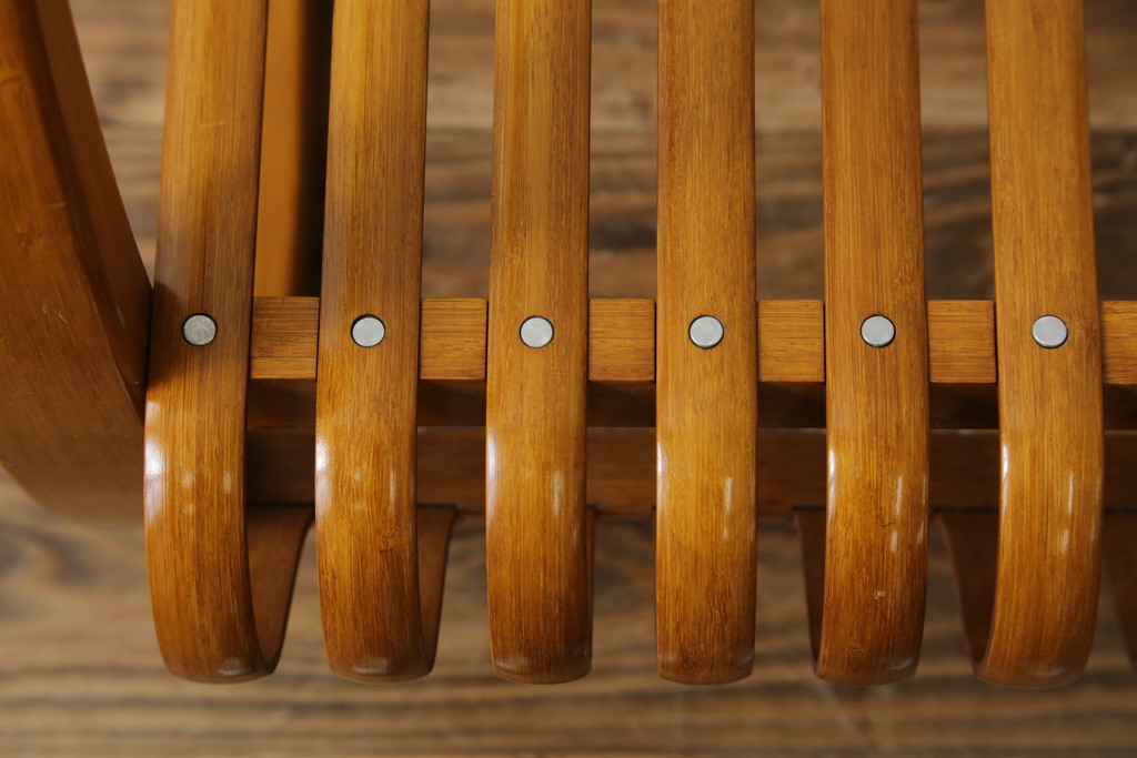 中古　美品　城所右文次デザイン　三越伊勢丹プロパティ・デザイン　Bamboo Chair　滑らかな曲線のデザインが目を惹くバンブーチェアと特注のオットマンのセット(アームチェア、安楽椅子、ディスプレイ、フットスツール)(チェア定価約54万円)(オットマン定価約30万円)(R-081257)