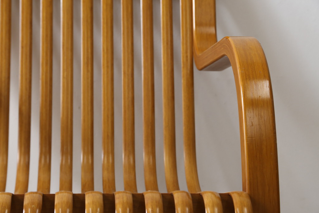 中古　美品　城所右文次デザイン　三越伊勢丹プロパティ・デザイン　Bamboo Chair　滑らかな曲線のデザインが目を惹くバンブーチェアと特注のオットマンのセット(アームチェア、安楽椅子、ディスプレイ、フットスツール)(チェア定価約54万円)(オットマン定価約30万円)(R-081257)