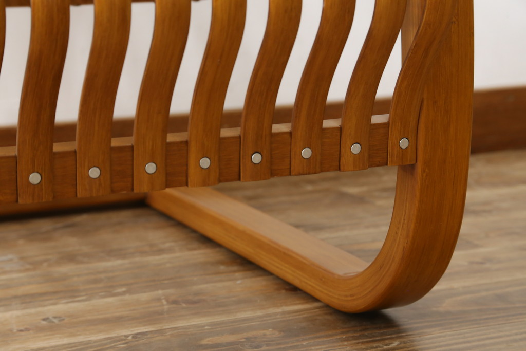 中古　美品　城所右文次デザイン　三越伊勢丹プロパティ・デザイン　Bamboo Chair　滑らかな曲線のデザインが目を惹くバンブーチェアと特注のオットマンのセット(アームチェア、安楽椅子、ディスプレイ、フットスツール)(チェア定価約54万円)(オットマン定価約30万円)(R-081257)