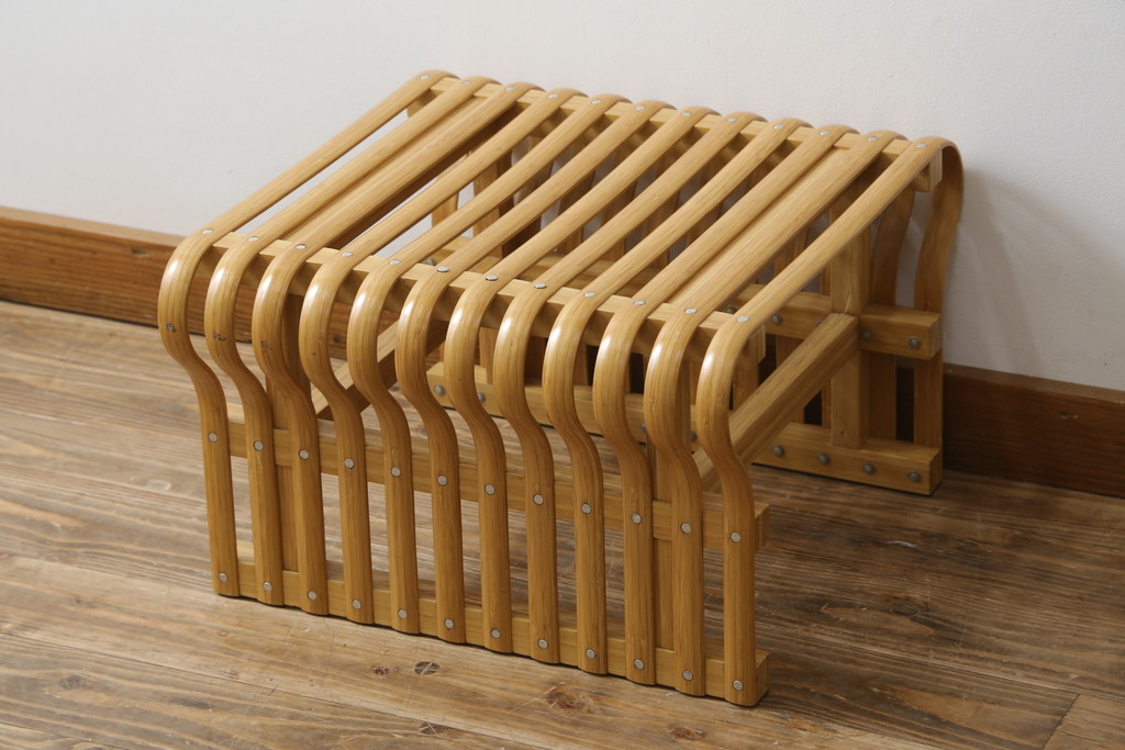 中古　美品　城所右文次デザイン　三越伊勢丹プロパティ・デザイン　Bamboo Chair　滑らかな曲線のデザインが目を惹くバンブーチェアと特注のオットマンのセット(アームチェア、安楽椅子、ディスプレイ、フットスツール)(チェア定価約54万円)(オットマン定価約30万円)(R-081257)
