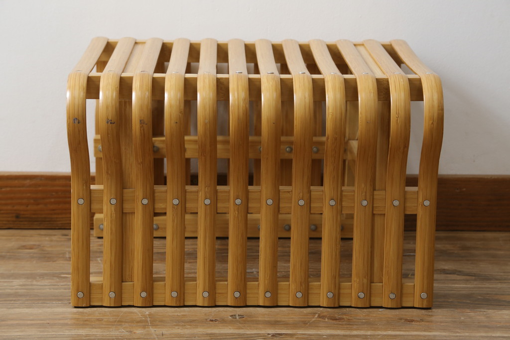 中古　美品　城所右文次デザイン　三越伊勢丹プロパティ・デザイン　Bamboo Chair　滑らかな曲線のデザインが目を惹くバンブーチェアと特注のオットマンのセット(アームチェア、安楽椅子、ディスプレイ、フットスツール)(チェア定価約54万円)(オットマン定価約30万円)(R-081257)