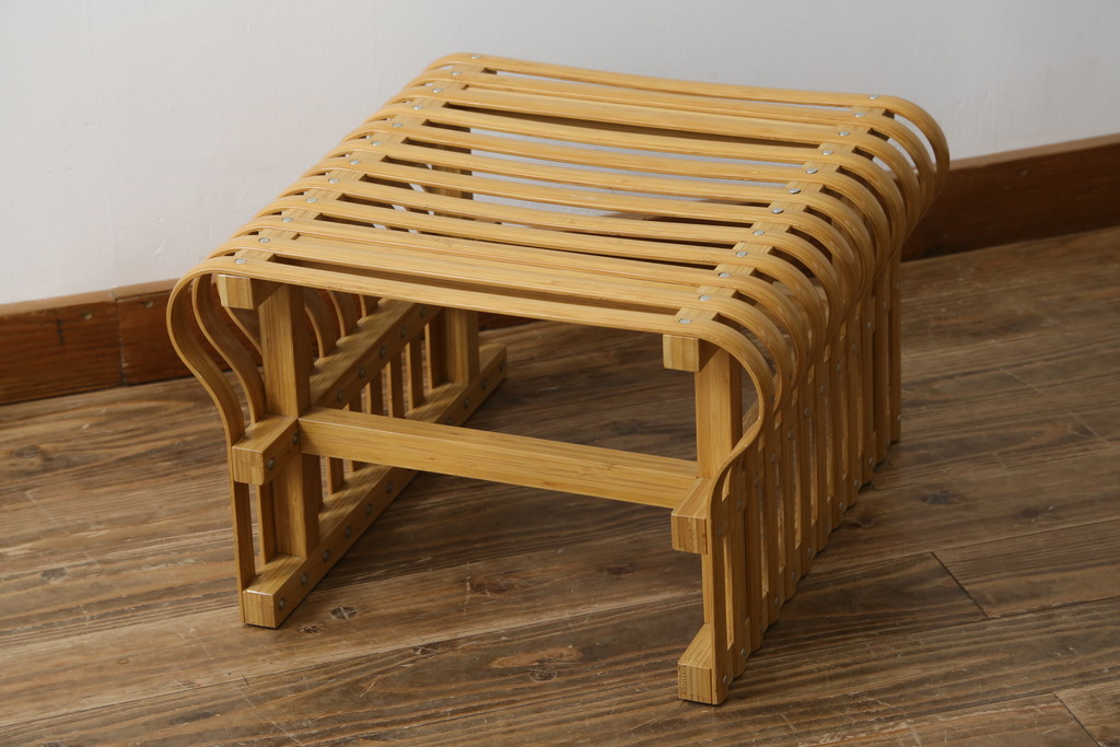 中古　美品　城所右文次デザイン　三越伊勢丹プロパティ・デザイン　Bamboo Chair　滑らかな曲線のデザインが目を惹くバンブーチェアと特注のオットマンのセット(アームチェア、安楽椅子、ディスプレイ、フットスツール)(チェア定価約54万円)(オットマン定価約30万円)(R-081257)