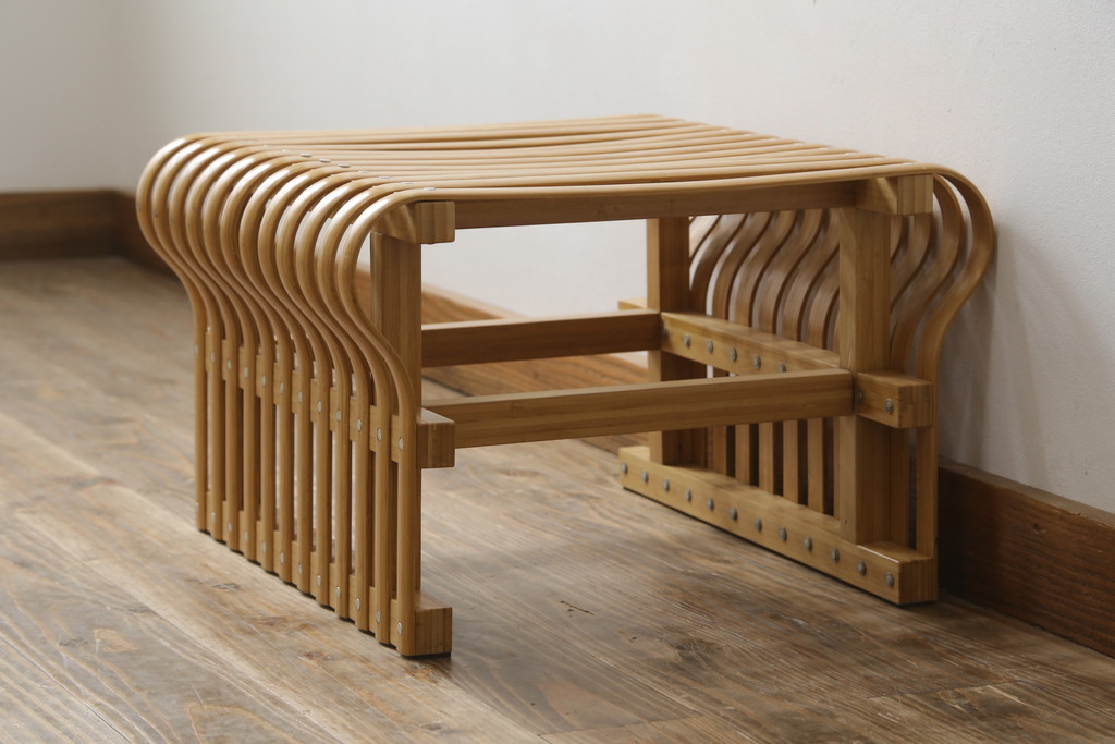中古　美品　城所右文次デザイン　三越伊勢丹プロパティ・デザイン　Bamboo Chair　滑らかな曲線のデザインが目を惹くバンブーチェアと特注のオットマンのセット(アームチェア、安楽椅子、ディスプレイ、フットスツール)(チェア定価約54万円)(オットマン定価約30万円)(R-081257)