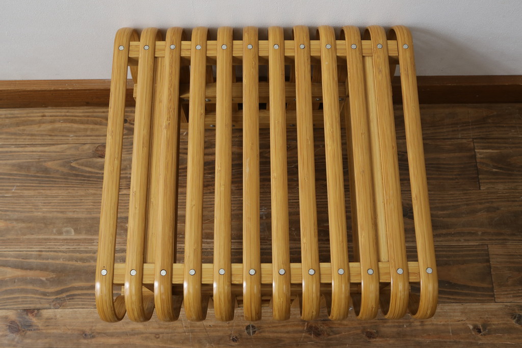 中古　美品　城所右文次デザイン　三越伊勢丹プロパティ・デザイン　Bamboo Chair　滑らかな曲線のデザインが目を惹くバンブーチェアと特注のオットマンのセット(アームチェア、安楽椅子、ディスプレイ、フットスツール)(チェア定価約54万円)(オットマン定価約30万円)(R-081257)