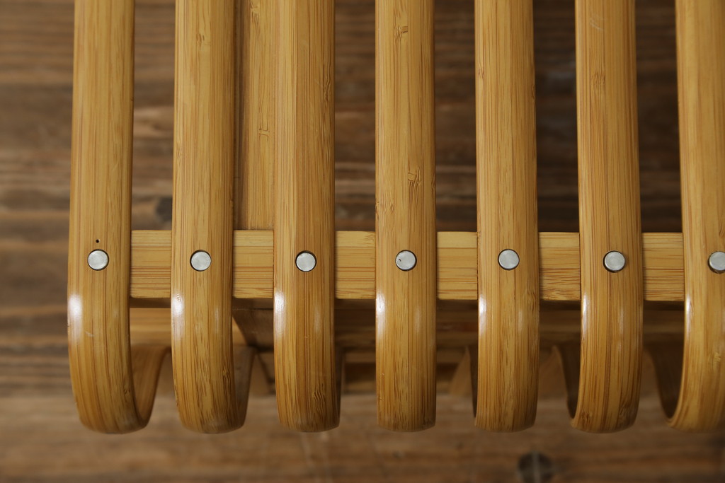 中古　美品　城所右文次デザイン　三越伊勢丹プロパティ・デザイン　Bamboo Chair　滑らかな曲線のデザインが目を惹くバンブーチェアと特注のオットマンのセット(アームチェア、安楽椅子、ディスプレイ、フットスツール)(チェア定価約54万円)(オットマン定価約30万円)(R-081257)