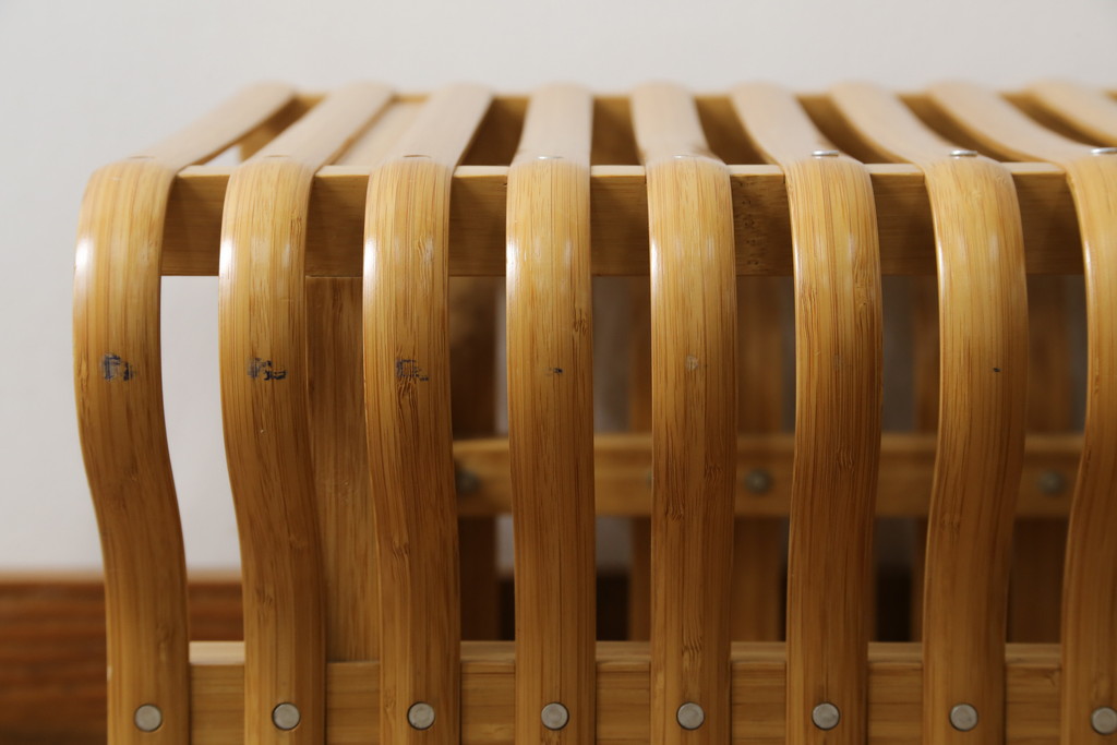 中古　美品　城所右文次デザイン　三越伊勢丹プロパティ・デザイン　Bamboo Chair　滑らかな曲線のデザインが目を惹くバンブーチェアと特注のオットマンのセット(アームチェア、安楽椅子、ディスプレイ、フットスツール)(チェア定価約54万円)(オットマン定価約30万円)(R-081257)