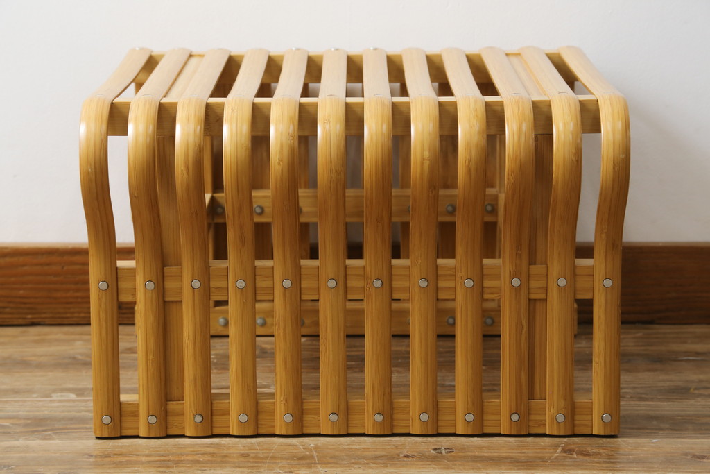 中古　美品　城所右文次デザイン　三越伊勢丹プロパティ・デザイン　Bamboo Chair　滑らかな曲線のデザインが目を惹くバンブーチェアと特注のオットマンのセット(アームチェア、安楽椅子、ディスプレイ、フットスツール)(チェア定価約54万円)(オットマン定価約30万円)(R-081257)