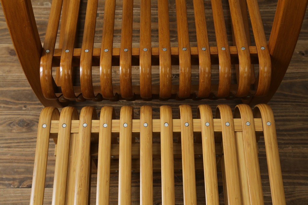 中古　美品　城所右文次デザイン　三越伊勢丹プロパティ・デザイン　Bamboo Chair　滑らかな曲線のデザインが目を惹くバンブーチェアと特注のオットマンのセット(アームチェア、安楽椅子、ディスプレイ、フットスツール)(チェア定価約54万円)(オットマン定価約30万円)(R-081257)