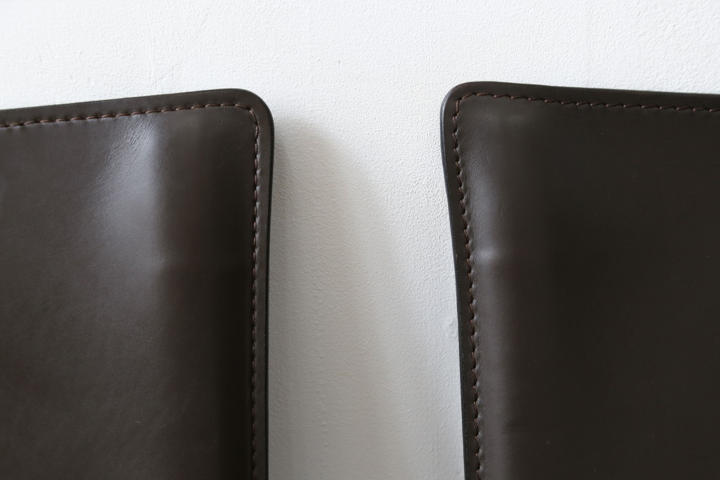 中古　Cassina(カッシーナ)　412　CAB(キャブ)　MARIO BELLINI(マリオベリーニ)　シンプルモダンな空間づくりに活躍するアームレスチェア2脚セット(ダイニングチェア、椅子、イス)(定価2脚で約52万8千円)(R-073992)