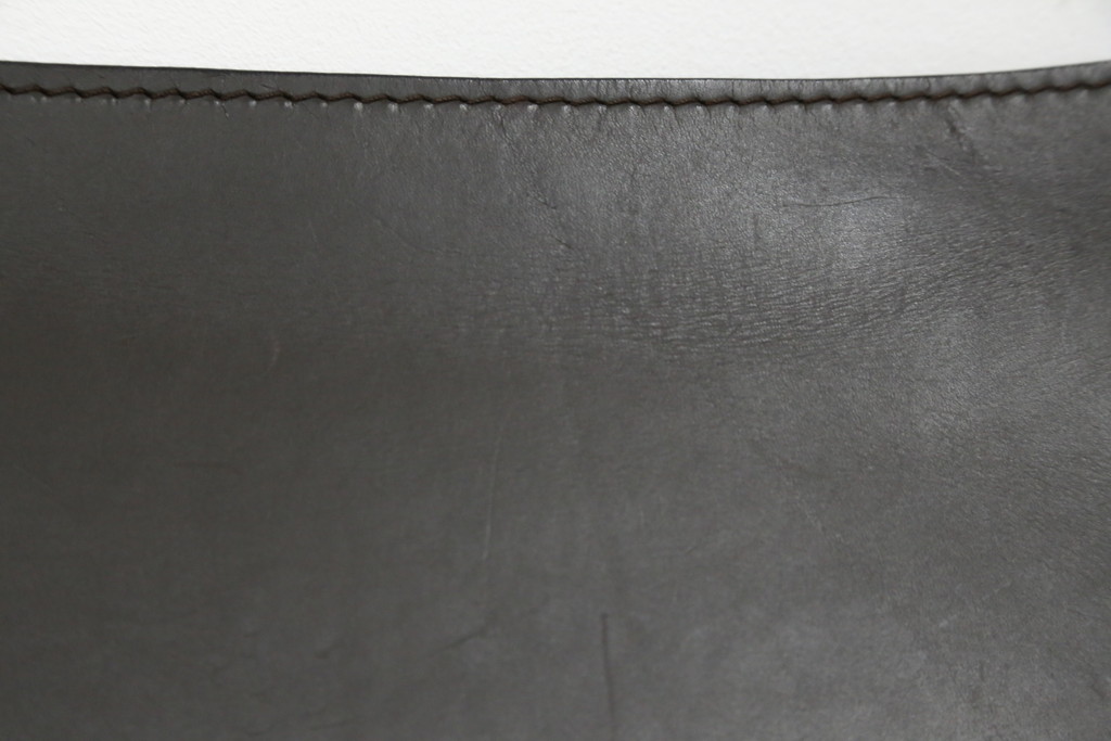 中古　Cassina(カッシーナ)　412　CAB(キャブ)　MARIO BELLINI(マリオベリーニ)　シンプルモダンな空間づくりに活躍するアームレスチェア2脚セット(ダイニングチェア、椅子、イス)(定価2脚で約52万8千円)(R-073992)