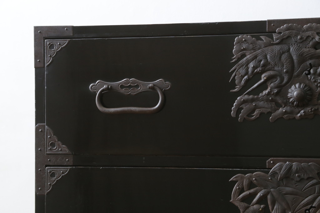 和製アンティーク　美品!!　黒漆塗り　凝ったつくりの厚手金具が存在感を放つ五丁引き庄内箪笥(二段重ね箪笥、時代箪笥、和たんす、整理たんす、収納タンス、衣装タンス、引き出し)(R-078623)