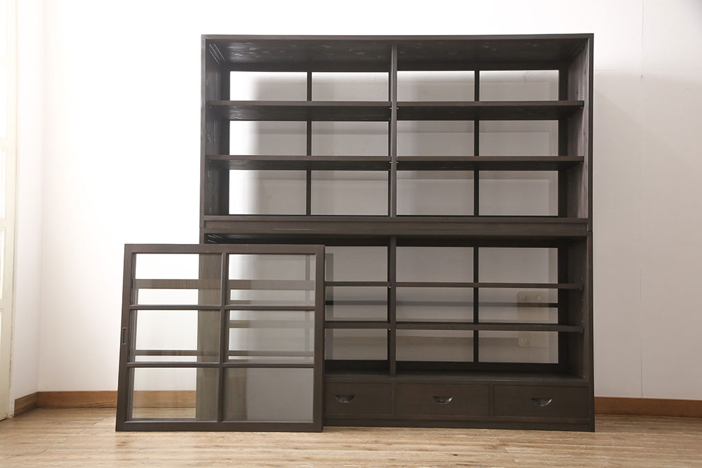 【オーダー家具実例】ラフジュ工房オリジナル商品の重ね戸棚を新規製作しました。引き出しには彫り込み型の引手をつけ、シンプルでモダンな佇まいに。上下段を入れ替えても使える仕様にしてお届けしました。(陳列棚、飾り棚)
