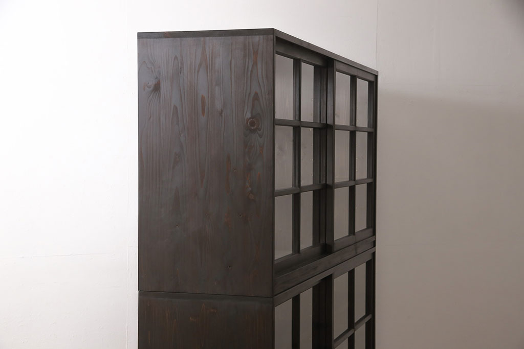【オーダー家具実例】ラフジュ工房オリジナル商品の重ね戸棚を新規製作しました。引き出しには彫り込み型の引手をつけ、シンプルでモダンな佇まいに。上下段を入れ替えても使える仕様にしてお届けしました。(陳列棚、飾り棚)