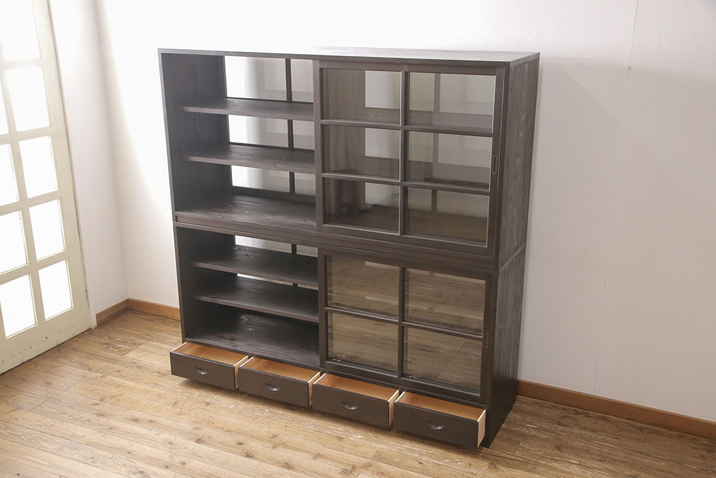 【オーダー家具実例】ラフジュ工房オリジナル商品の重ね戸棚を新規製作しました。引き出しには彫り込み型の引手をつけ、シンプルでモダンな佇まいに。上下段を入れ替えても使える仕様にしてお届けしました。(陳列棚、飾り棚)