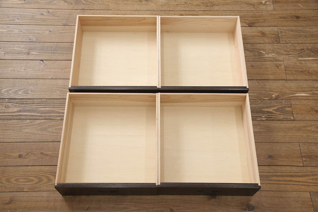 【オーダー家具実例】ラフジュ工房オリジナル商品の重ね戸棚を新規製作しました。引き出しには彫り込み型の引手をつけ、シンプルでモダンな佇まいに。上下段を入れ替えても使える仕様にしてお届けしました。(陳列棚、飾り棚)