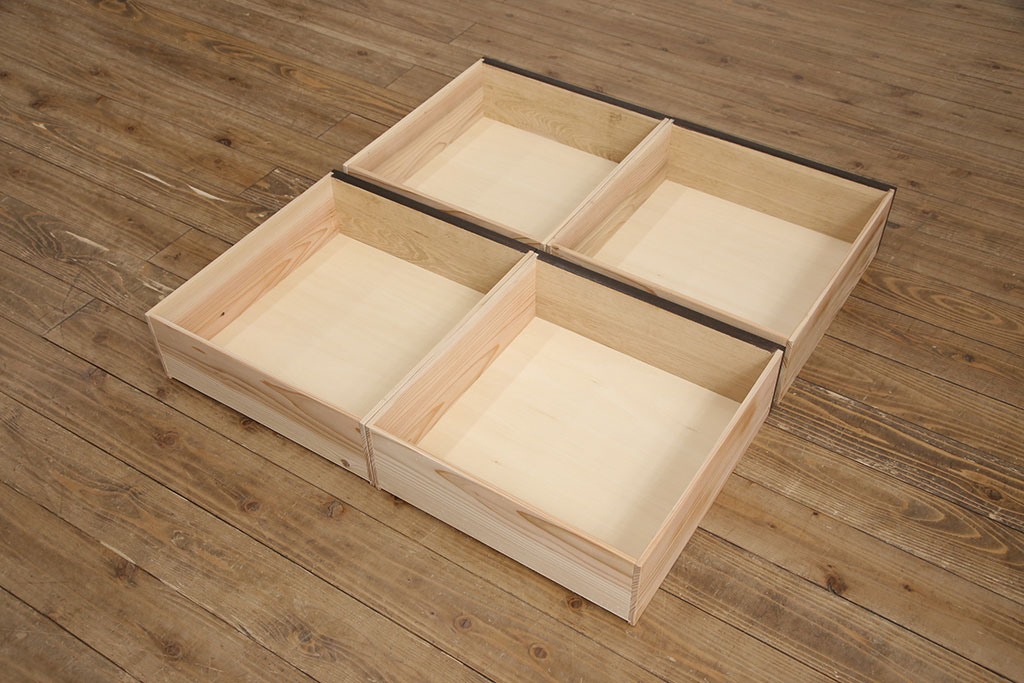 【オーダー家具実例】ラフジュ工房オリジナル商品の重ね戸棚を新規製作しました。引き出しには彫り込み型の引手をつけ、シンプルでモダンな佇まいに。上下段を入れ替えても使える仕様にしてお届けしました。(陳列棚、飾り棚)