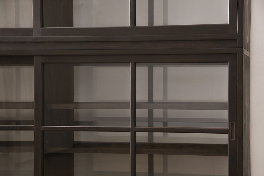 【オーダー家具実例】ラフジュ工房オリジナル商品の重ね戸棚を新規製作しました。引き出しには彫り込み型の引手をつけ、シンプルでモダンな佇まいに。上下段を入れ替えても使える仕様にしてお届けしました。(陳列棚、飾り棚)