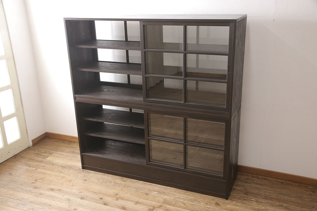 【オーダー家具実例】ラフジュ工房オリジナル商品の重ね戸棚を新規製作しました。引き出しには彫り込み型の引手をつけ、シンプルでモダンな佇まいに。上下段を入れ替えても使える仕様にしてお届けしました。(陳列棚、飾り棚)