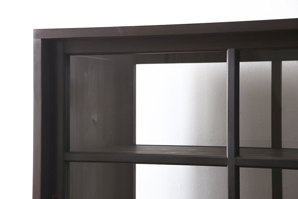 【オーダー家具実例】ラフジュ工房オリジナル商品の重ね戸棚を新規製作しました。引き出しには彫り込み型の引手をつけ、シンプルでモダンな佇まいに。上下段を入れ替えても使える仕様にしてお届けしました。(陳列棚、飾り棚)