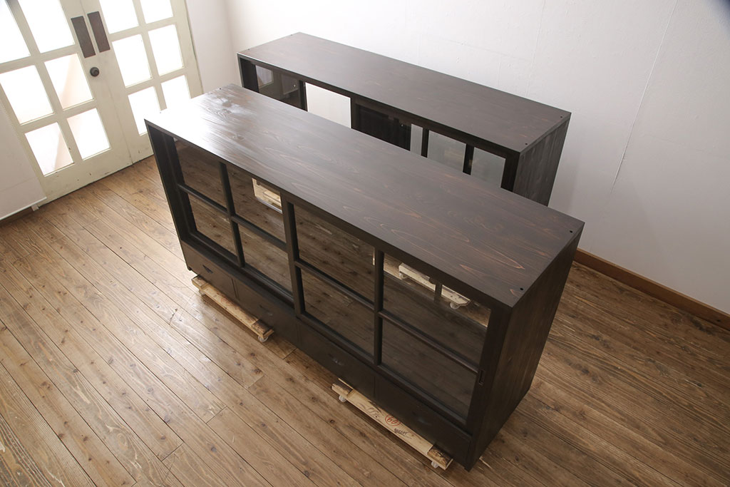 【オーダー家具実例】ラフジュ工房オリジナル商品の重ね戸棚を新規製作しました。引き出しには彫り込み型の引手をつけ、シンプルでモダンな佇まいに。上下段を入れ替えても使える仕様にしてお届けしました。(陳列棚、飾り棚)