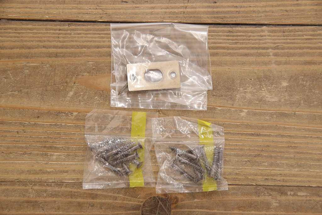 【オーダー家具実例】押入れ用の両開き戸を新規制作しました。ウィリアム・モリスの生地を使って、洋風の上品な扉に。木枠はダークブラウンに着色し、お好みの取っ手を取り付けました。(ふすま、建具)