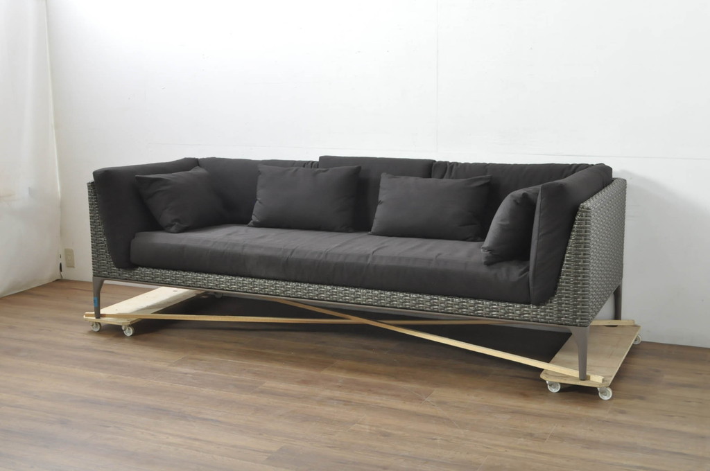 中古　美品　ドイツ　アウトドアリビングブランド　DEDON(デドン)　ムウソファ4　MU 4-Seater　洗練されたデザインでくつろぎ時間にぴったりな3人掛けソファ(三人掛け、3P)(定価約86万円)(R-080349)