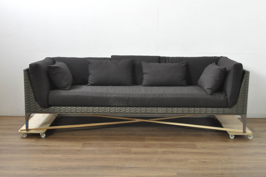 中古　美品　ドイツ　アウトドアリビングブランド　DEDON(デドン)　ムウソファ4　MU 4-Seater　洗練されたデザインでくつろぎ時間にぴったりな3人掛けソファ(三人掛け、3P)(定価約86万円)(R-080349)
