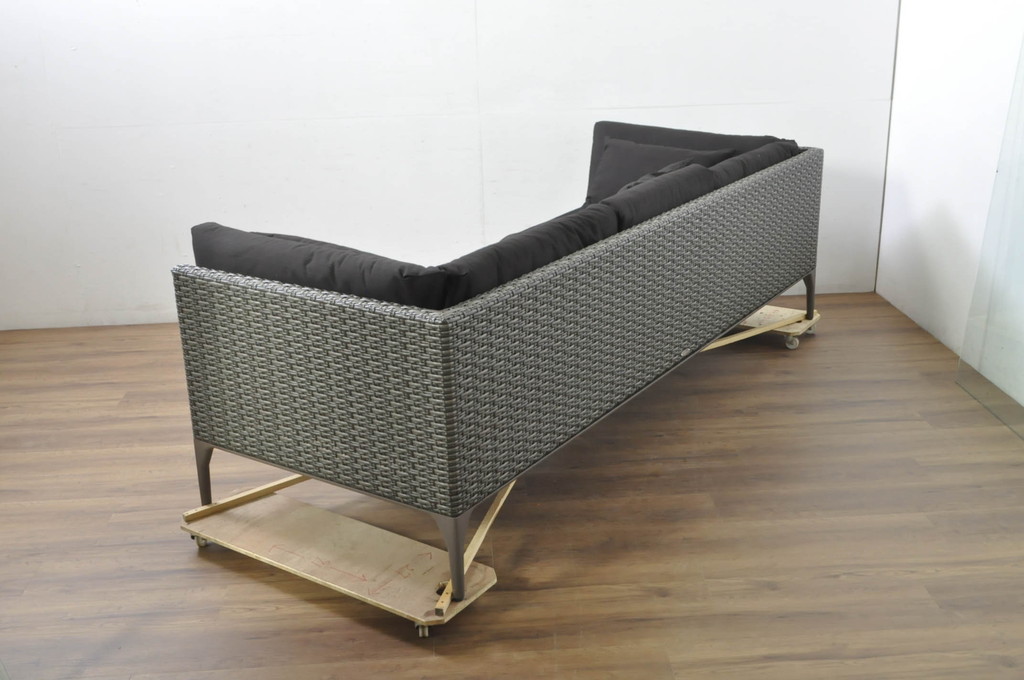 中古　美品　ドイツ　アウトドアリビングブランド　DEDON(デドン)　ムウソファ4　MU 4-Seater　洗練されたデザインでくつろぎ時間にぴったりな3人掛けソファ(三人掛け、3P)(定価約86万円)(R-080349)