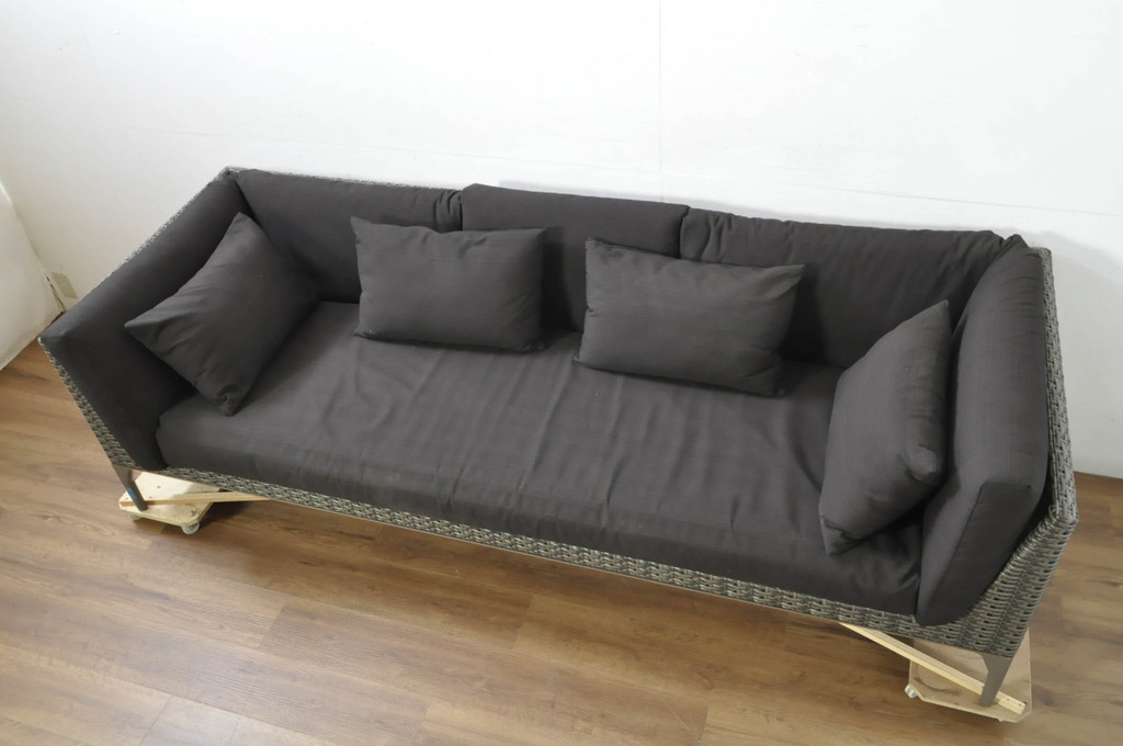 中古　美品　ドイツ　アウトドアリビングブランド　DEDON(デドン)　ムウソファ4　MU 4-Seater　洗練されたデザインでくつろぎ時間にぴったりな3人掛けソファ(三人掛け、3P)(定価約86万円)(R-080349)