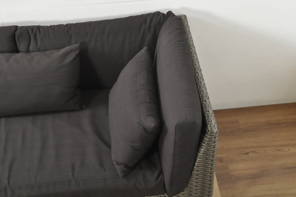 中古　美品　ドイツ　アウトドアリビングブランド　DEDON(デドン)　ムウソファ4　MU 4-Seater　洗練されたデザインでくつろぎ時間にぴったりな3人掛けソファ(三人掛け、3P)(定価約86万円)(R-080349)
