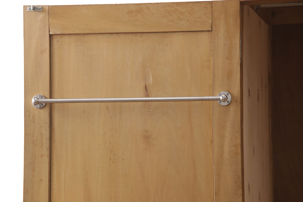 【セミオーダー家具実例】ワードローブに棚板と調整用のダボを追加しました。ご指定の高さに取り付け、効率よく収納できる作りに生まれ変わりました。(洋服タンス、キャビネット)