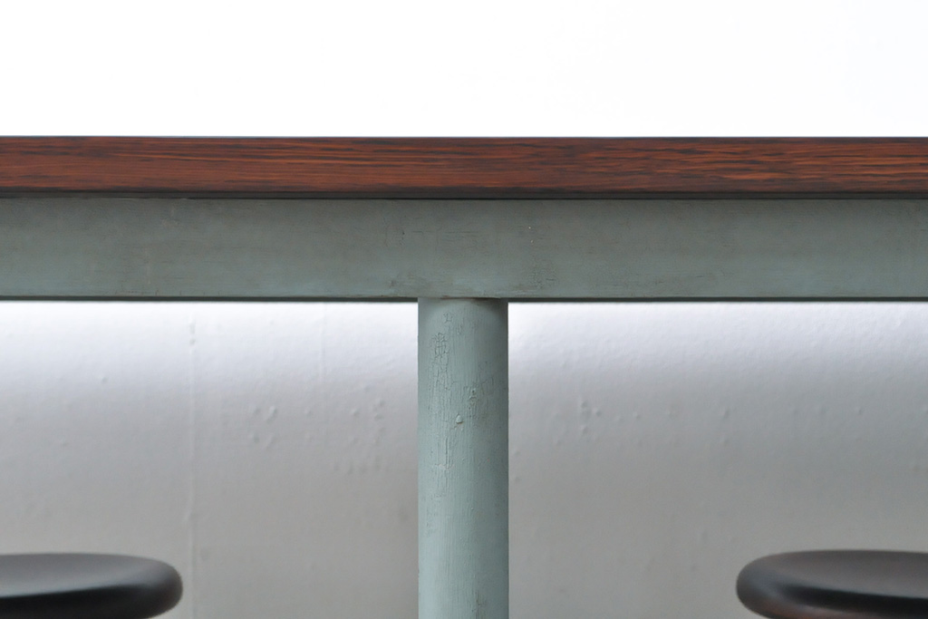 【オーダー家具実例】ラフジュ工房オリジナル商品の格納スツール8脚付きテーブルを新規製作しました。鉄脚は淡い青緑色にペイントし、ヴィンテージ感漂うレトロなデザインに仕上げました。(ダイニングテーブル、作業台)